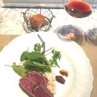 La Brianza - ジビーフ炭火焼きとワイン。炭火焼きはしっとりとして焼き香ばしくたたきのよう、脂感じずすっきりやさしい味わいとにかく美味♡  お料理に合わせて選んで下さったワインが合いまくったわ～