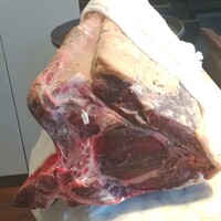 La Brianza - 大きな固まりのジビーフ。迫力凄い！！もちろんサカエヤさんの熟成肉！