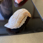 奴寿司 - かんぱち炙り（大蒜チップ）