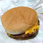 マクドナルド　 甲府昭和イトーヨーカドー店 - チーズバーガー