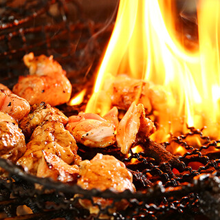淡路から直送の地鶏を、豪快な炭焼きや焼き鳥でお届けいたします