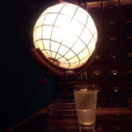 バー・ジュニパー - 地球儀を模した照明とMonkey47を使ったジントニック