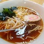 一番飯店 - セットされたラーメン。器、そこそこでかい。食べ応えあり。スープは美味。麺はちょっとね。