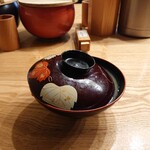 金子屋 - 熱々の味噌椀には蓋がされています。