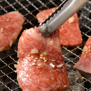 We carefully prepare both low-priced meat and domestic Wagyu beef before serving them.