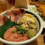 Tsukiji Shokudou Genchan - 海鮮三色丼（ご飯少なめ）とアジフライ（2020.10）