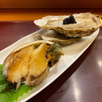 江戸前 寿し政 - 蒸し鮑と北海道 昆布森の牡蠣キャビアのせ