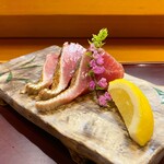 江戸前 寿し政 - 対馬の鰹 花穂紫蘇（はなほじそ）