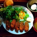 Gen - カキフライ定食800円。ライス·生卵お代わり無料。アイスコーヒー付き。