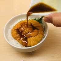 函館うに むらかみ 日本生命札幌ビル店 - タレを投入♪