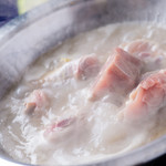 肉職人 もつ鍋牛舎 - コラーゲンたっぷり～骨付き鶏の水炊き