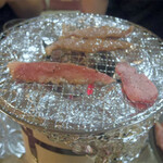 焼肉 はせ川 - 肉を焼いているところ