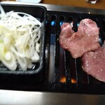 清月苑 - ミニフライパン？で、ネギを焼いて。