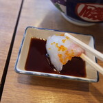 磯丸水産 - 醤油をつけていただきま～す