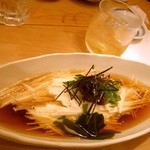 よしはら - ≪2012年８月≫山芋そうめん。いつもオーダーしてる。。。細く細く切った山芋はシャキシャキした食感。それを、素麺みたいにツルツルって頂きます。お出汁も美味しいのです。温玉と海苔と山葵とお葱を添えて。