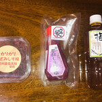 道の駅 みなべうめ振興館 - 左:カリカリきざみしそ梅
中:紀州 薬師しそねり梅
右:紀州の梅酢