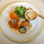 トラットリア コルティーレ - 前菜盛合せ。キャロットラペ・カジキのスモーク・ローストチキン・小海老のグラタン