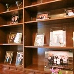 オーベルジュ・ド・リル トーキョー - ウエイティングバーに飾ってある写真類