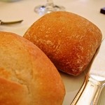 オーベルジュ・ド・リル トーキョー - 小麦のパンとそば粉のパン