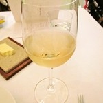 オーベルジュ・ド・リル トーキョー - 白ワインをグラスで。