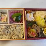 美濃吉 - 「もみじ」は季節限定の２段重のお弁当で１８００円。