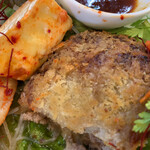 西洋食堂 木乃花 - 上にのるキムチとチーズをよけて、ハンバーグを。パン粉付けて焼いてるのかな？
