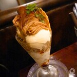 パスタ食堂 アントロワ - 下はミルクプリンみたいなのが入って大きなアイスクリーム２スクープ。
            モンブランクリームタップリ(≧∀≦)