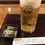 一平 - 生ビールとお通しのフグ皮ポン酢