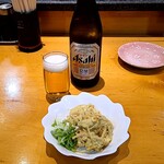 Tebasaki Shin - カレー和えと瓶ビール。