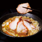 栄華飯店 - 料理写真:絶品！自家製焼き豚を贅沢に使ったミソチャーシューメン