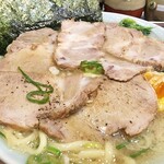 Genkiya - 別皿で提供されるチャーシューは「そのまま食べても美味」と書いてありましたが、冷めるとイヤなので丼に入れちゃいましょう。