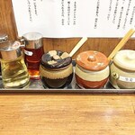 Genkiya - 生姜・にんにく・豆板醤がテーブルに備え付けてあるので、味変はお好みで。