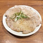 Genkiya - こちらのお店では「チャーシューめん」や「チャーシュートッピング」はチャーシューを別皿で提供されます。
                        お皿が熱々です。