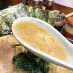 元喜家 - まずはスープを一口。
            おぉーなかなか濃厚です。豚骨醤油のこってり感が出ていて美味しい。