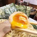 Genkiya - 味玉子は半熟トロトロ♪
      濃厚スープに浸してから食べると美味しいですね〜