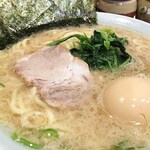 Genkiya - こってり感のあるスープにチャーシュー、味玉子、ほうれん草と海苔が3枚入っております。