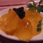 ゴッサム - アミューズ　シチリア産人参のピュレ　ブイヤベースのジュレ　フレッシュキャビア乗せ