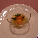 ゴッサム - オードブル　北海道産ウニのフラン　コンソメのジュレ　沖縄県産海葡萄と生ウニ添え