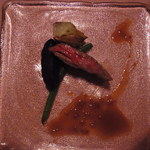 ゴッサム - ヴィアンド　仙台牛ハラミのバベットステーキ　エシャロットソース　紫芋と千葉市産インゲン豆　旬のアーティーチョーク