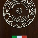 ヴィラグラッツィア - このエンブレムが目印です　なかなか素敵な紋章ですね　Trattoria Sicilianaと誇らしげに書いてあります