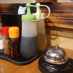 中国飯店佳里福 - 卓上にらう調味料