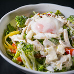 Caesar salad with steamed chicken and mozzarella cheese