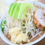 らーめん おうか - ラーメン（中盛）＋野菜増しニンニク多め