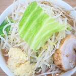 らーめん おうか - ラーメン（中盛）＋野菜増しニンニク多め