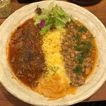 SPICY CURRY 魯珈 - 右がディルキーマ。左がダブルペッパービーフカレー