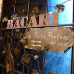 こちらは、奥の席の窓の飾り　落着いているけれど、ちょっと可愛いです。