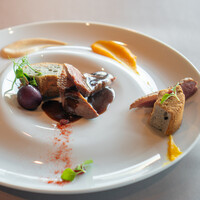 SUD restaurant - フランス産の鴨胸肉のロースト、 シフォンケーキ、 赤ワインとブドウのソース、 ラプサンスーチョンのピューレ、 赤ワインとカボチャのピューレ