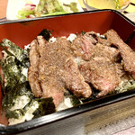 牛屋 銀兵衛 - 【名 物】和牛のイチボ焼肉重　1,800円