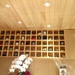 Sushi Iho - 壁に器入れを設えてあって眺めるのが楽しい　天井も板張りでとても居心地の良い空間に仕上がっています