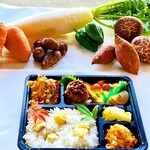 Oishi Mbo - 本日の献立です。　青ネギと薩摩芋のかき揚げ、昭和のハンバーグ、枝豆とトマトのオープンオムレツ、大根の贅沢煮、人参の白味噌マヨ和え、最後の栗ご飯です。価格800円
                      
                      栗ご飯は完売しましたが、お渡し２時間前までにご注文頂ければ対応できます。
                      09032938087 新保です。
                      お渡し場所　小松市八幡甲47です。
                      